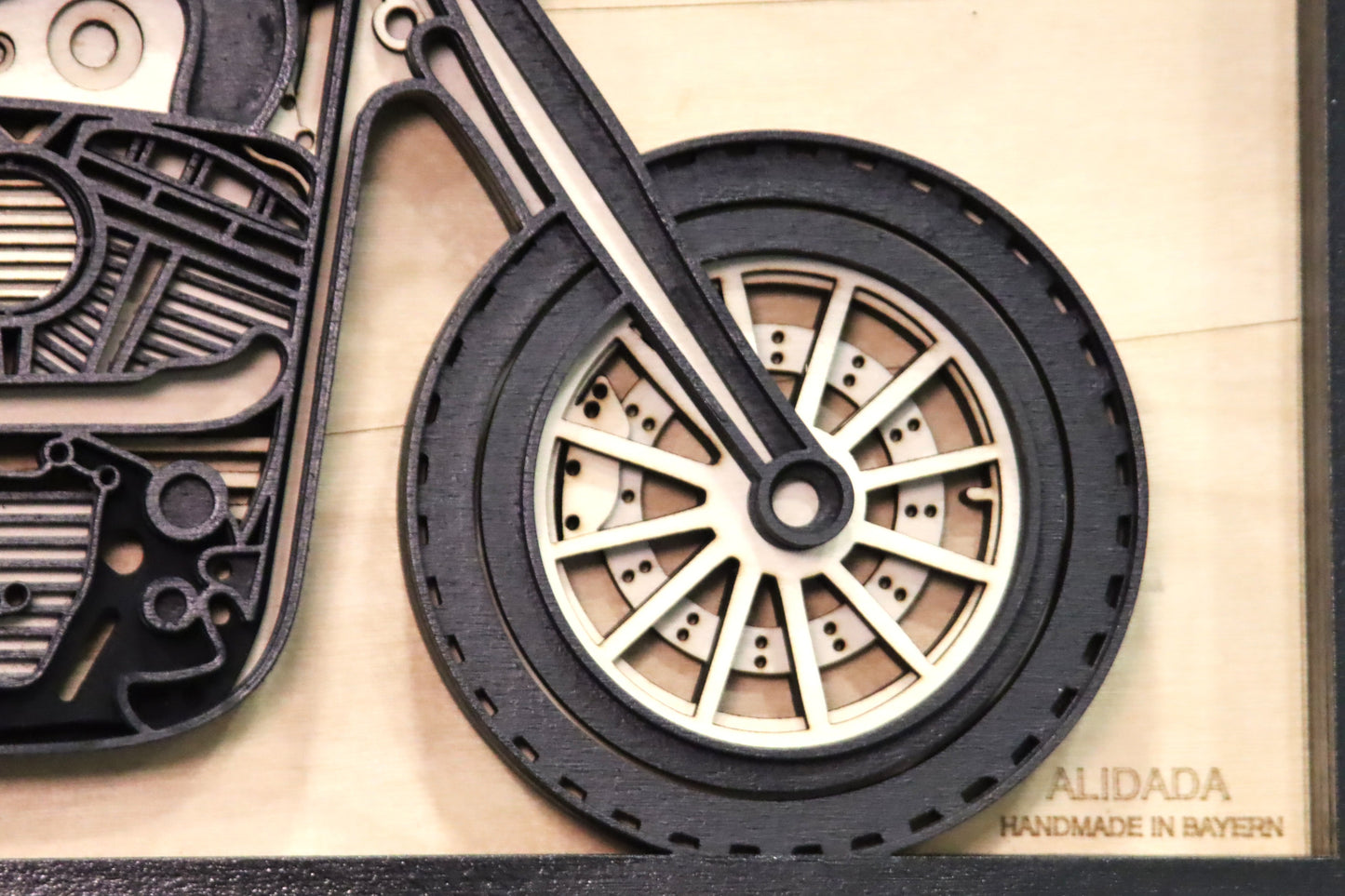 Motorrad Wandbild aus Holz – Personalisierbar