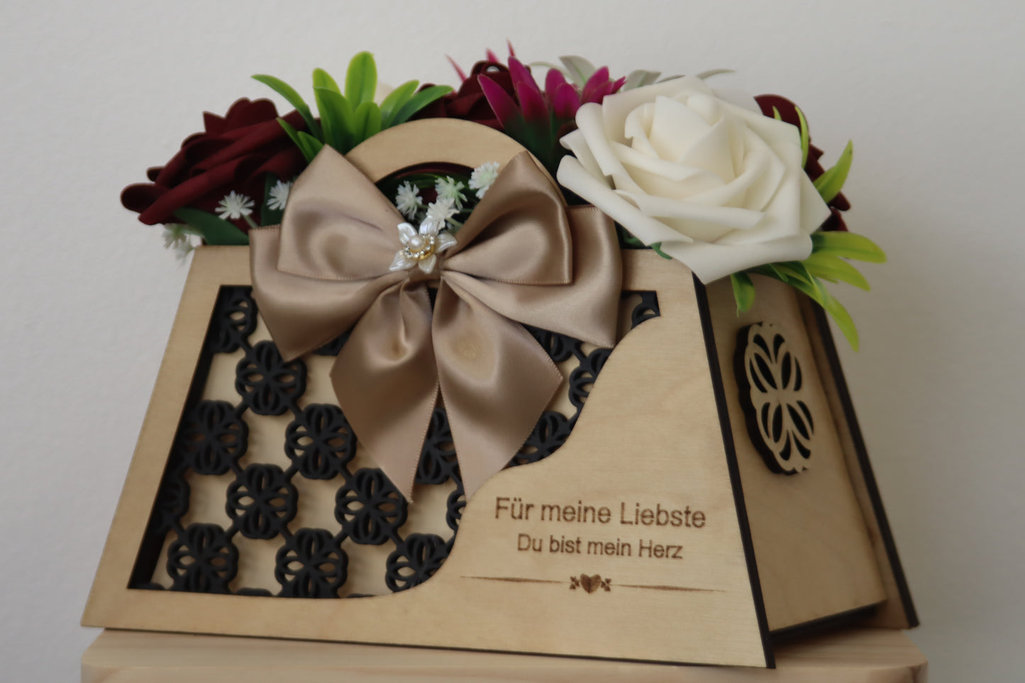 Personalisierte Rosenhandtasche mit Seifenblumen | Geschenk mit Wunschtext